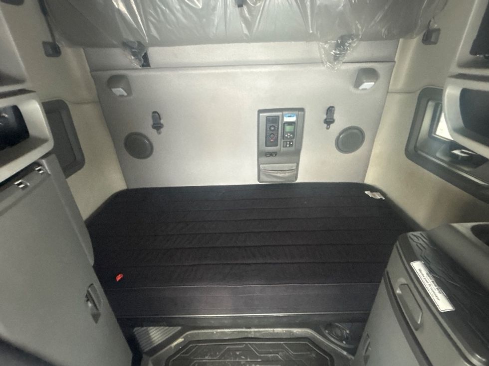 Sleeper Tractor-Heavy Duty Tractors-Volvo-2020-VNL64760-Ottawa-ON-700,779\n\t\tkm-$ 87,500 - Image 16