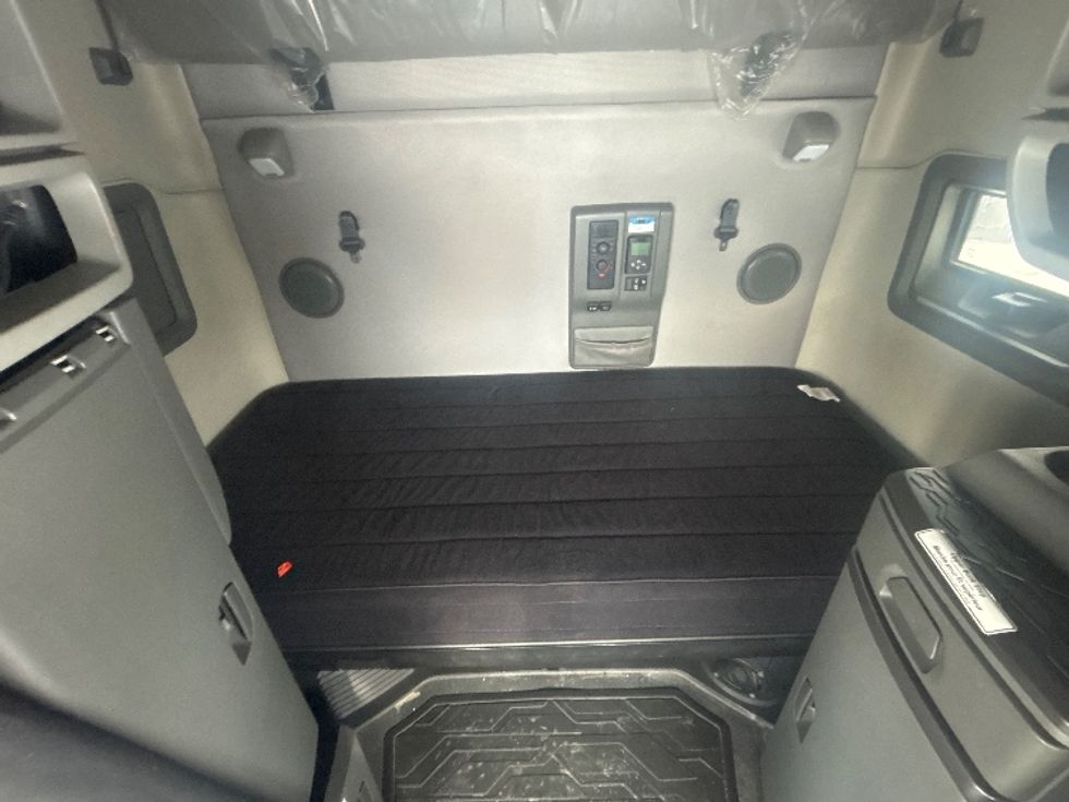 Sleeper Tractor-Heavy Duty Tractors-Volvo-2020-VNL64760-Ottawa-ON-700,779\n\t\tkm-$ 87,500 - Image 17