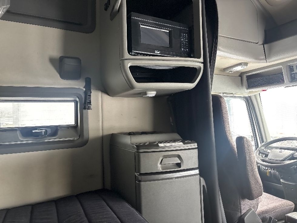 Sleeper Tractor-Heavy Duty Tractors-Volvo-2020-VNL64760-Ottawa-ON-700,779\n\t\tkm-$ 87,500 - Image 18