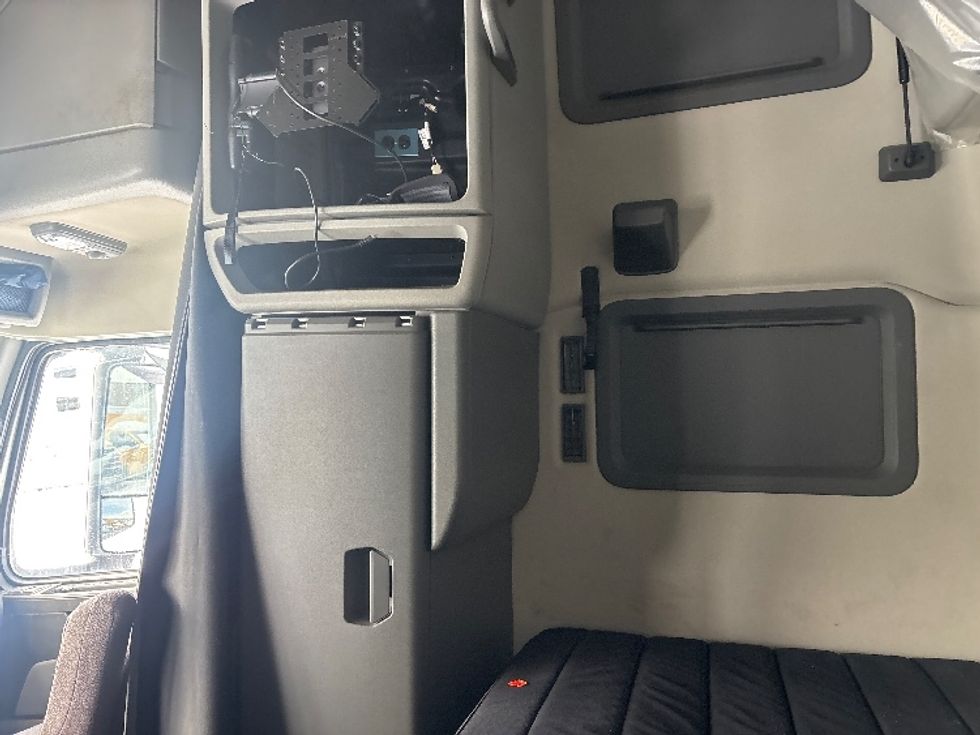 Sleeper Tractor-Heavy Duty Tractors-Volvo-2020-VNL64760-Ottawa-ON-700,779\n\t\tkm-$ 87,500 - Image 19