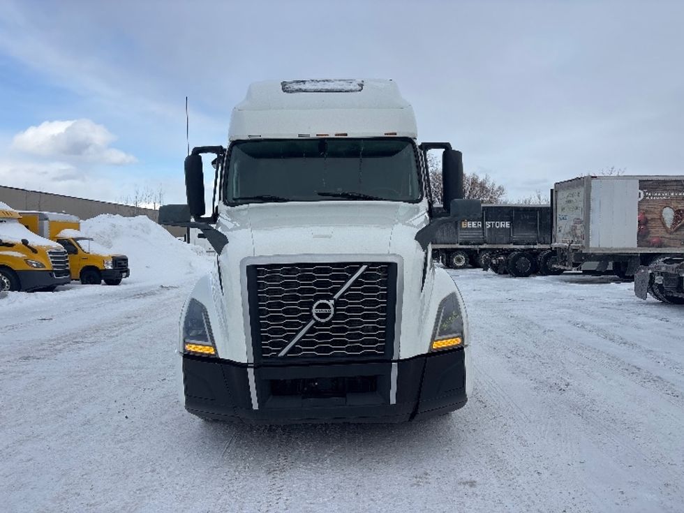 Sleeper Tractor-Heavy Duty Tractors-Volvo-2020-VNL64760-Ottawa-ON-700,779\n\t\tkm-$ 87,500 - Image 2