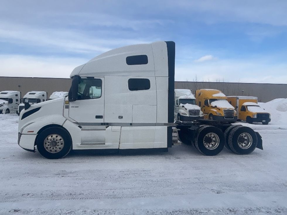 Sleeper Tractor-Heavy Duty Tractors-Volvo-2020-VNL64760-Ottawa-ON-700,779\n\t\tkm-$ 87,500 - Image 4