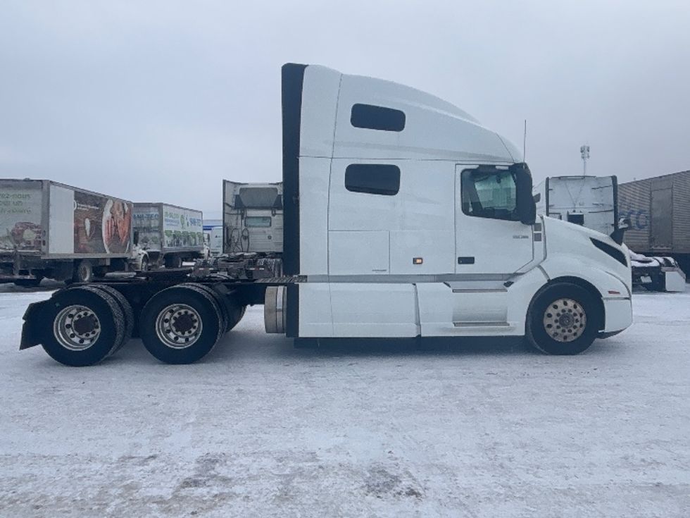Sleeper Tractor-Heavy Duty Tractors-Volvo-2020-VNL64760-Ottawa-ON-700,779\n\t\tkm-$ 87,500 - Image 8