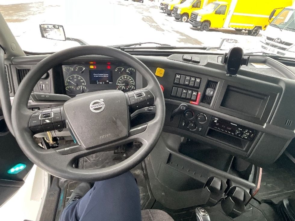 Sleeper Tractor-Heavy Duty Tractors-Volvo-2020-VNL64760-Ottawa-ON-726,632\n\t\tkm-$ 86,250 - Image 11
