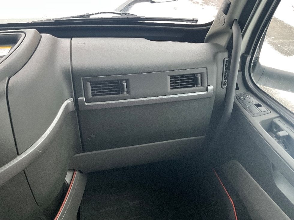 Sleeper Tractor-Heavy Duty Tractors-Volvo-2020-VNL64760-Ottawa-ON-726,632\n\t\tkm-$ 86,250 - Image 13