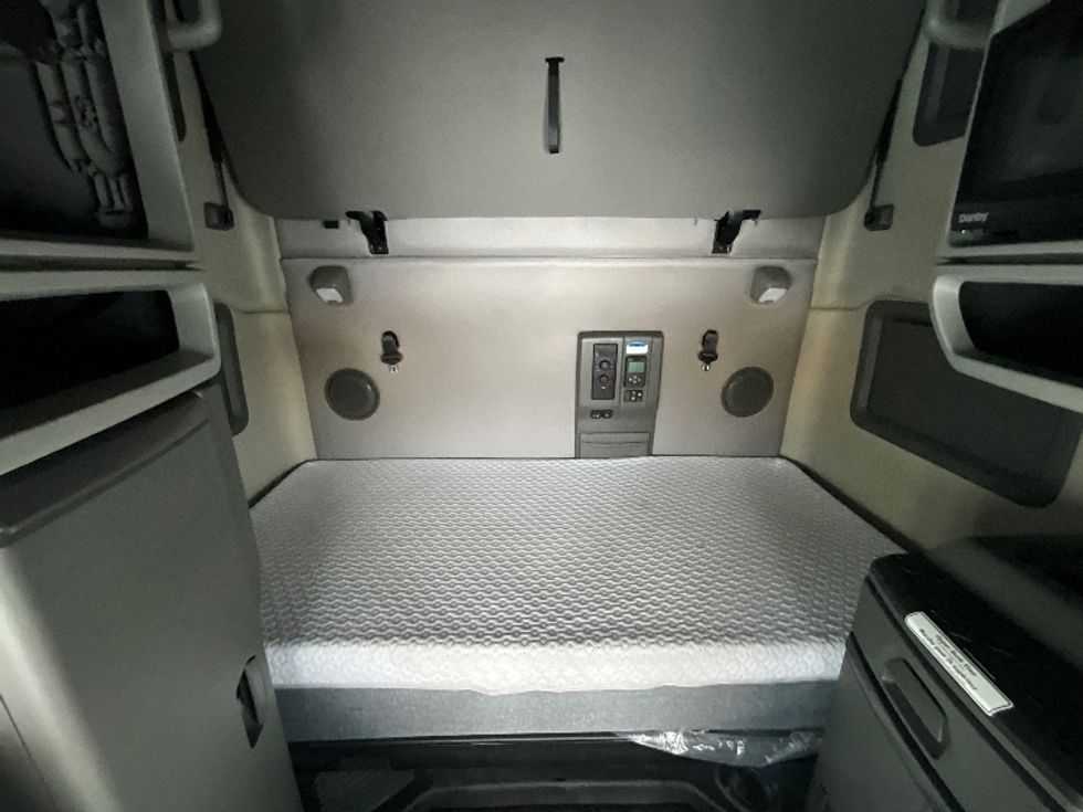 Sleeper Tractor-Heavy Duty Tractors-Volvo-2020-VNL64760-Ottawa-ON-726,632\n\t\tkm-$ 86,250 - Image 15