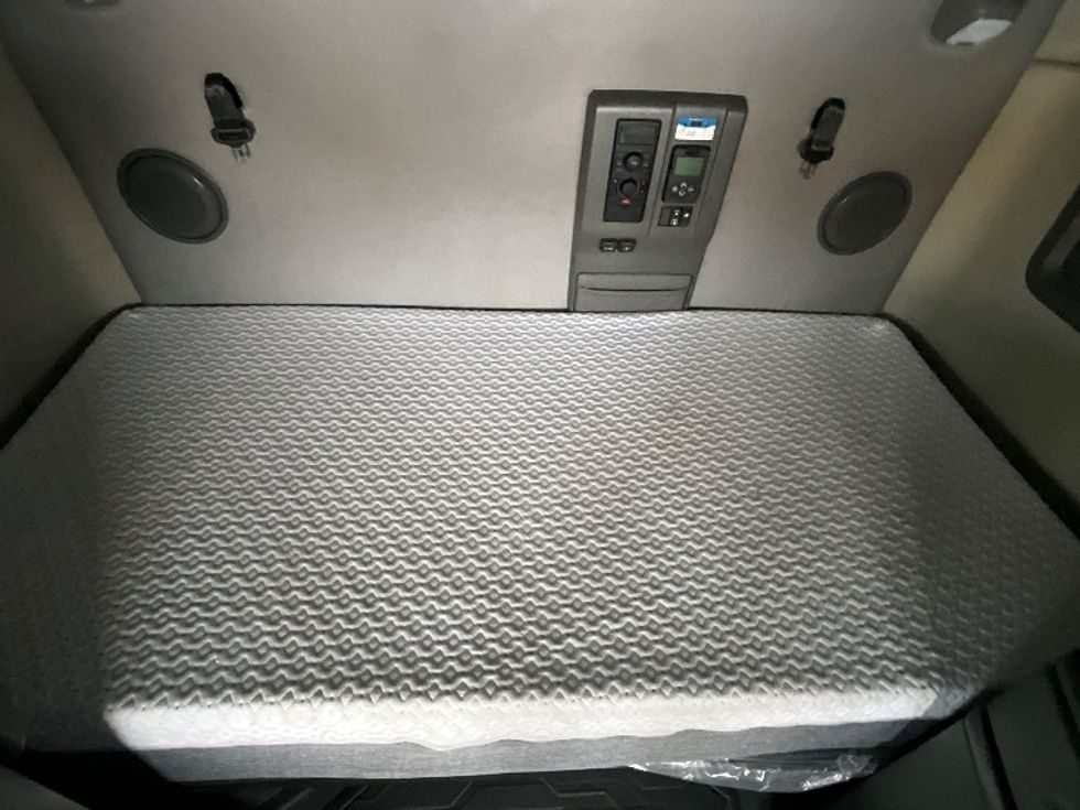 Sleeper Tractor-Heavy Duty Tractors-Volvo-2020-VNL64760-Ottawa-ON-726,632\n\t\tkm-$ 86,250 - Image 16