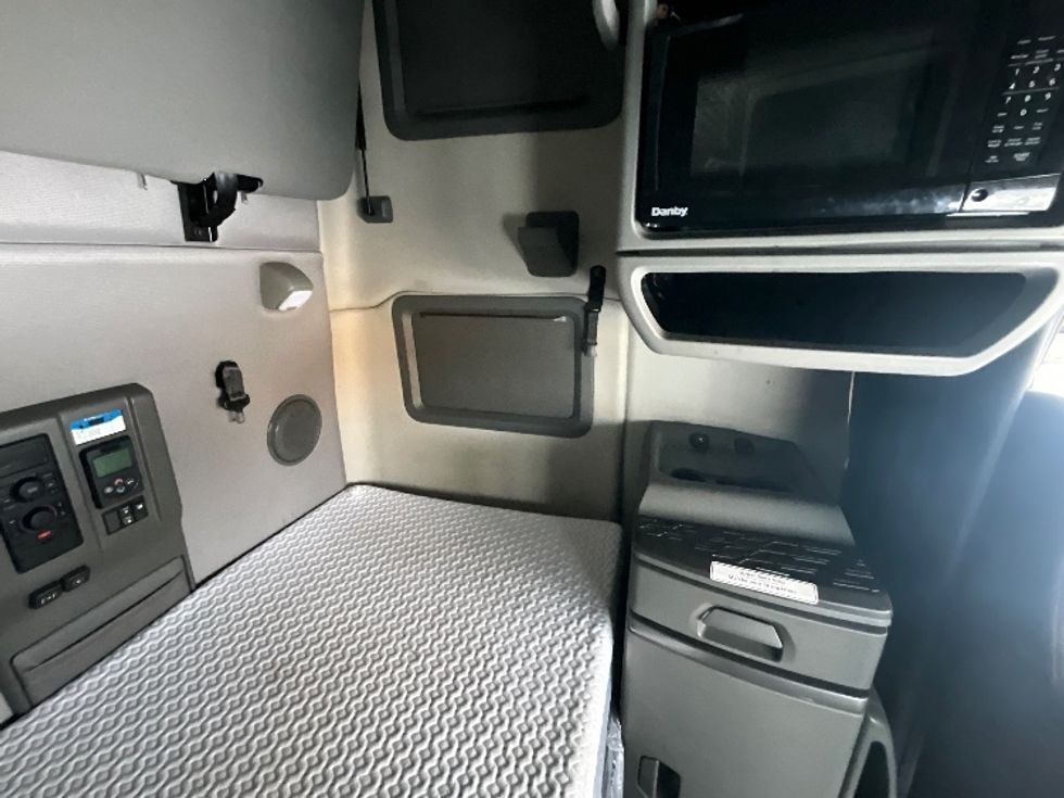 Sleeper Tractor-Heavy Duty Tractors-Volvo-2020-VNL64760-Ottawa-ON-726,632\n\t\tkm-$ 86,250 - Image 17