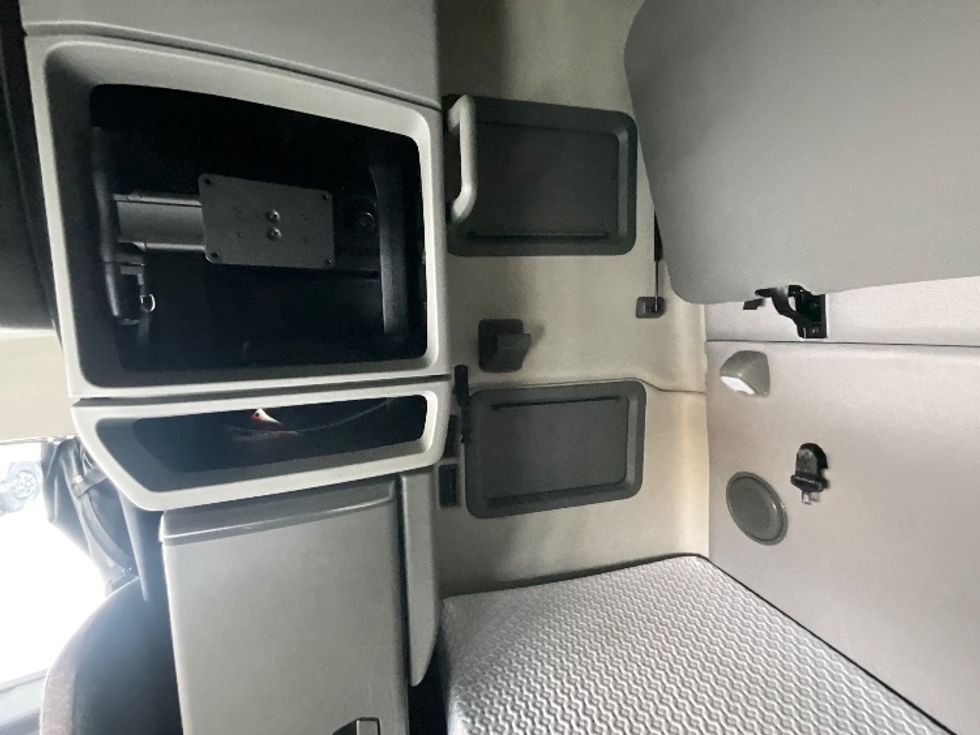 Sleeper Tractor-Heavy Duty Tractors-Volvo-2020-VNL64760-Ottawa-ON-726,632\n\t\tkm-$ 86,250 - Image 18