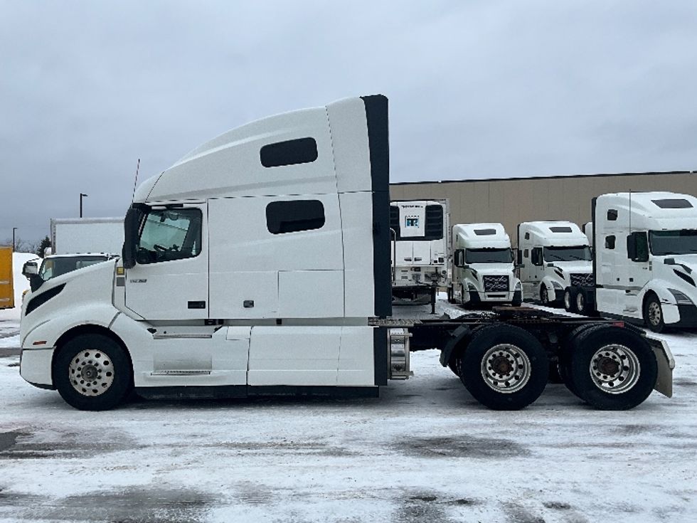 Sleeper Tractor-Heavy Duty Tractors-Volvo-2020-VNL64760-Ottawa-ON-726,632\n\t\tkm-$ 86,250 - Image 4