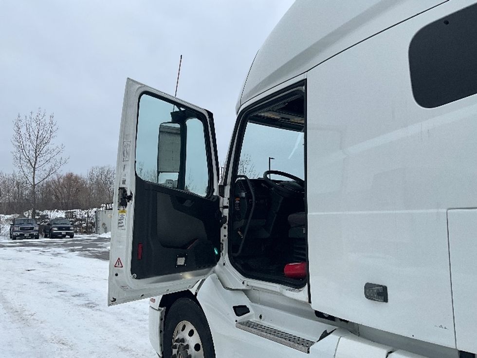 Sleeper Tractor-Heavy Duty Tractors-Volvo-2020-VNL64760-Ottawa-ON-726,632\n\t\tkm-$ 86,250 - Image 9