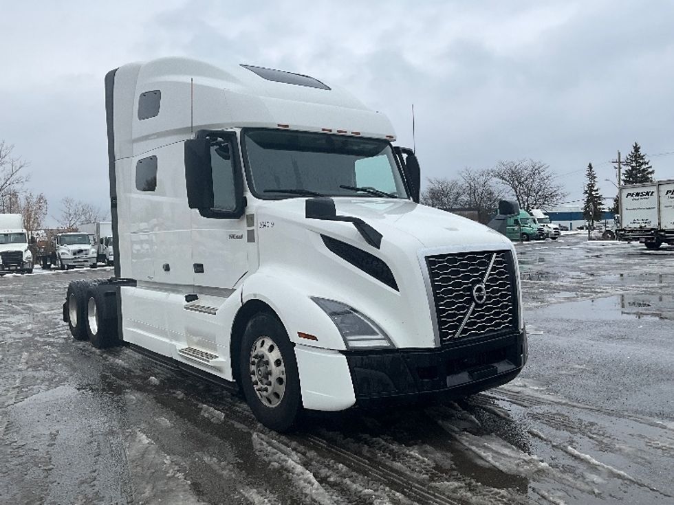 Sleeper Tractor-Heavy Duty Tractors-Volvo-2020-VNL64760-Ottawa-ON-747,705\n\t\tkm-$ 85,500 - Image 1