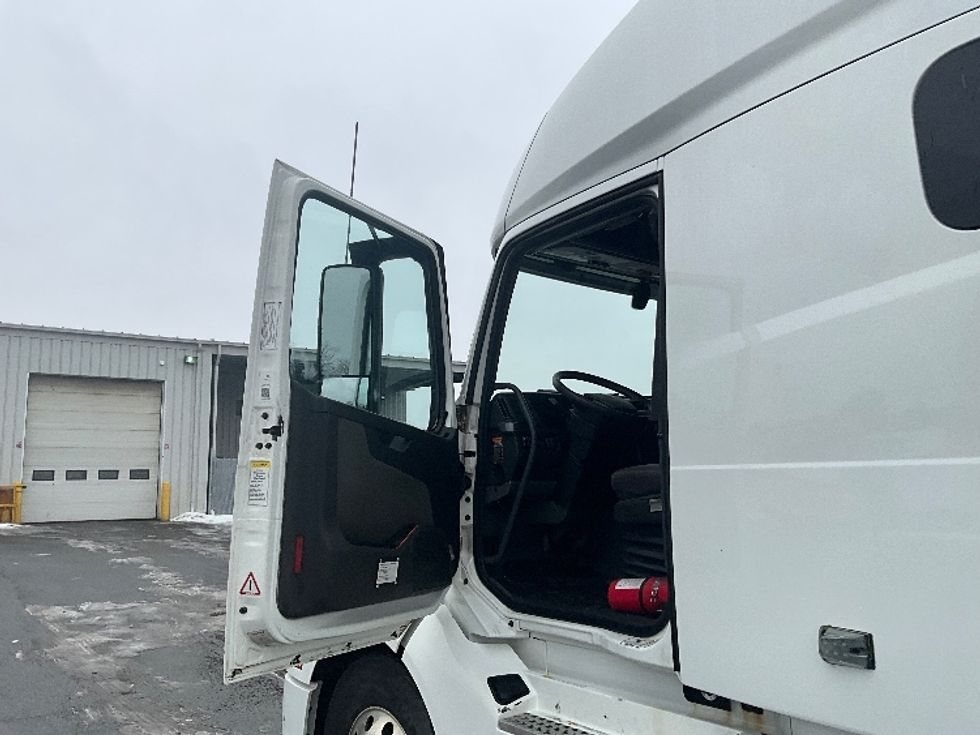 Sleeper Tractor-Heavy Duty Tractors-Volvo-2020-VNL64760-Ottawa-ON-747,705\n\t\tkm-$ 85,500 - Image 12