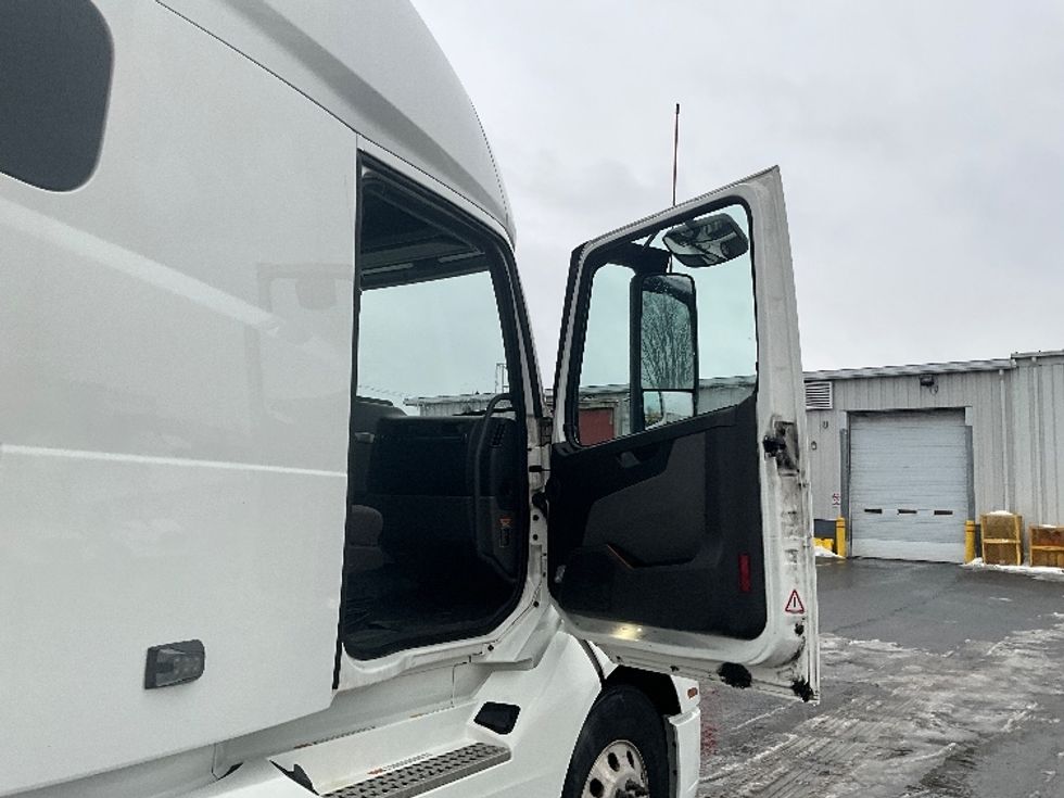 Sleeper Tractor-Heavy Duty Tractors-Volvo-2020-VNL64760-Ottawa-ON-747,705\n\t\tkm-$ 85,500 - Image 13