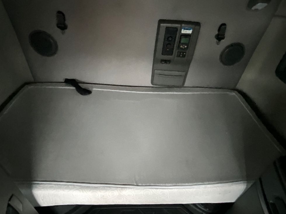 Sleeper Tractor-Heavy Duty Tractors-Volvo-2020-VNL64760-Ottawa-ON-747,705\n\t\tkm-$ 85,500 - Image 17