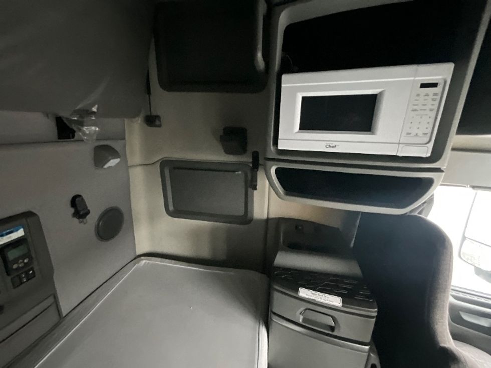 Sleeper Tractor-Heavy Duty Tractors-Volvo-2020-VNL64760-Ottawa-ON-747,705\n\t\tkm-$ 85,500 - Image 18