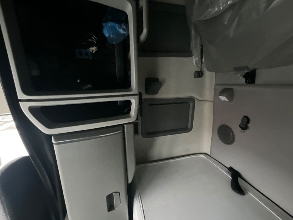 Sleeper Tractor-Heavy Duty Tractors-Volvo-2020-VNL64760-Ottawa-ON-747,705\n\t\tkm-$ 85,500 - Image 19