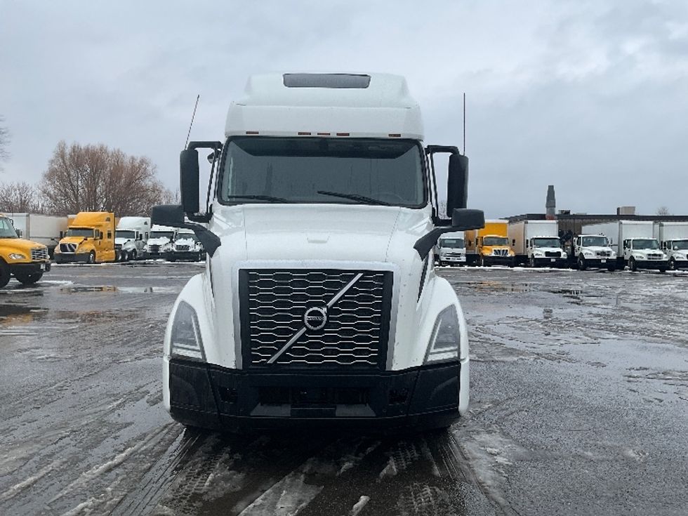 Sleeper Tractor-Heavy Duty Tractors-Volvo-2020-VNL64760-Ottawa-ON-747,705\n\t\tkm-$ 85,500 - Image 2