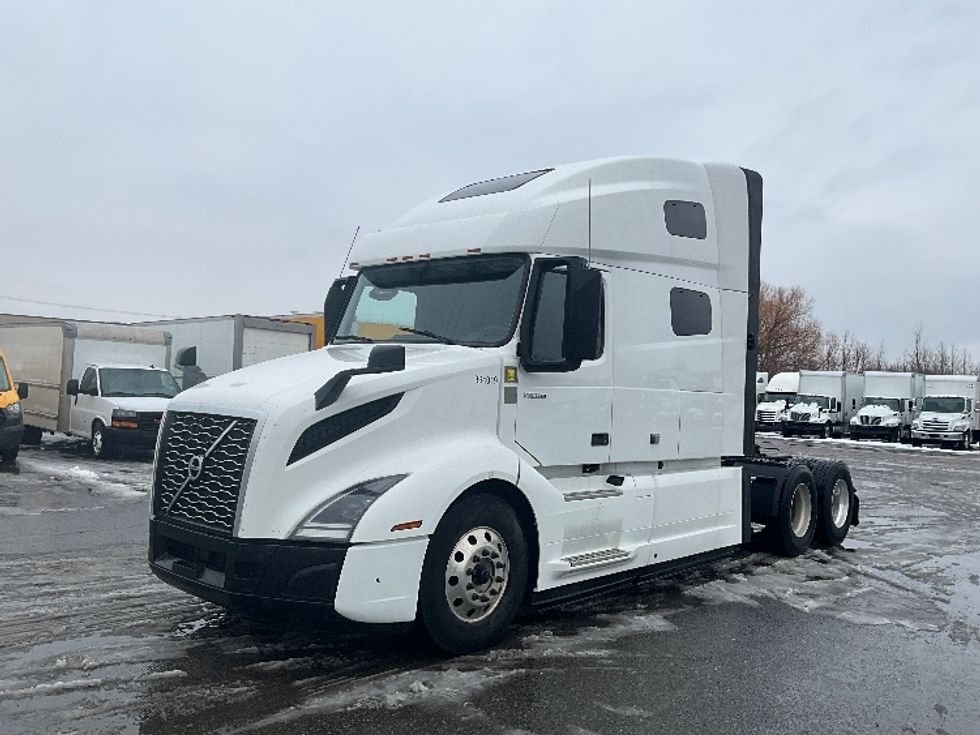 Sleeper Tractor-Heavy Duty Tractors-Volvo-2020-VNL64760-Ottawa-ON-747,705\n\t\tkm-$ 85,500 - Image 3