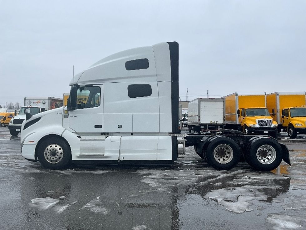 Sleeper Tractor-Heavy Duty Tractors-Volvo-2020-VNL64760-Ottawa-ON-747,705\n\t\tkm-$ 85,500 - Image 4
