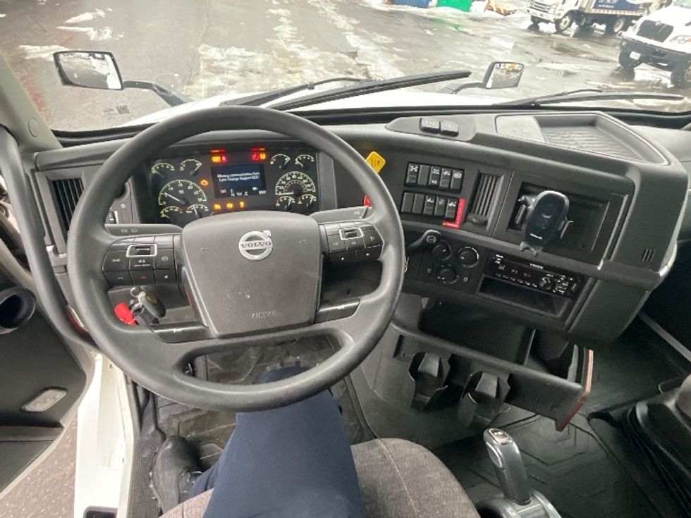 Sleeper Tractor-Heavy Duty Tractors-Volvo-2020-VNL64760-Ottawa-ON-747,705\n\t\tkm-$ 85,500 - Image 8