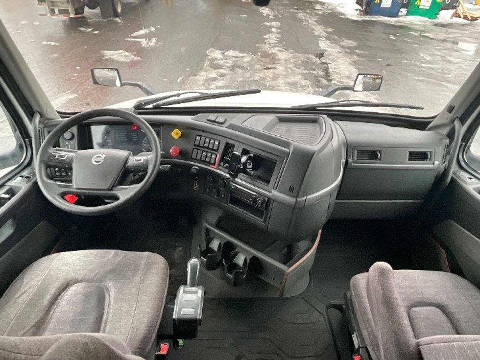 Sleeper Tractor-Heavy Duty Tractors-Volvo-2020-VNL64760-Ottawa-ON-747,705\n\t\tkm-$ 85,500 - Image 9