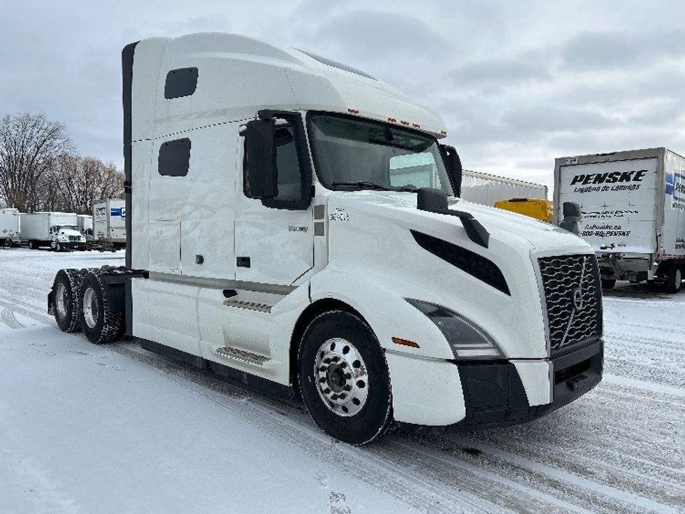 Sleeper Tractor-Heavy Duty Tractors-Volvo-2020-VNL64760-Ottawa-ON-777,488\n\t\tkm-$ 84,250 - Image 1