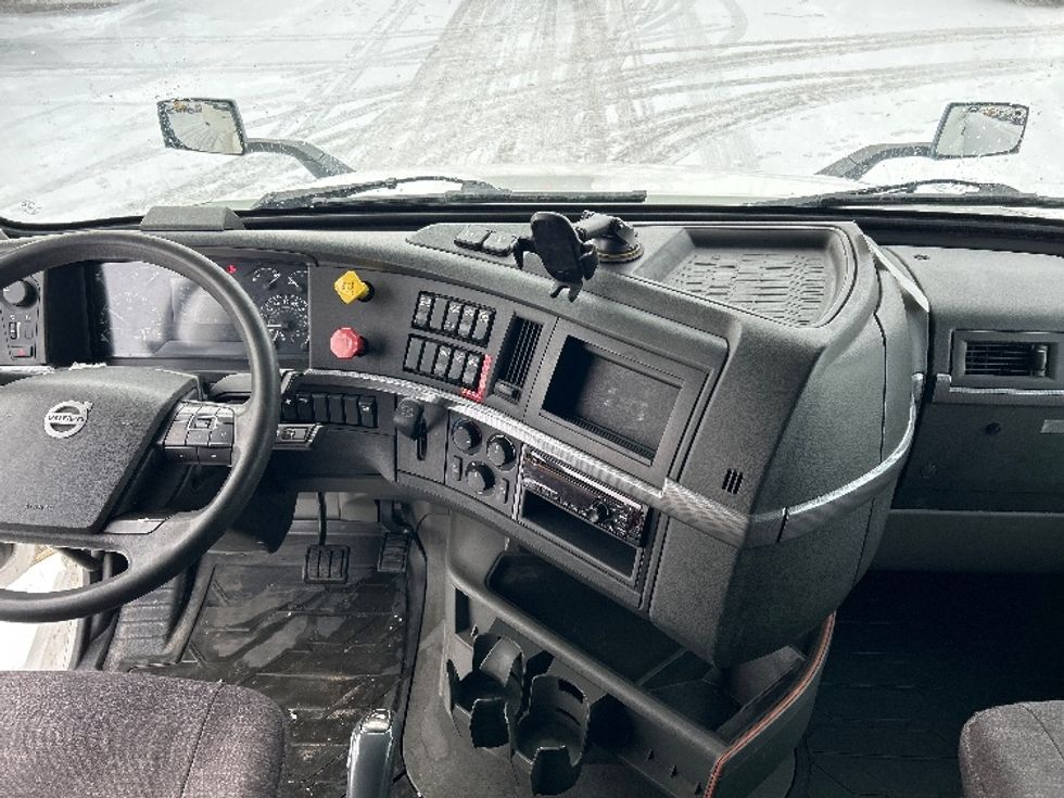 Sleeper Tractor-Heavy Duty Tractors-Volvo-2020-VNL64760-Ottawa-ON-777,488\n\t\tkm-$ 84,250 - Image 12