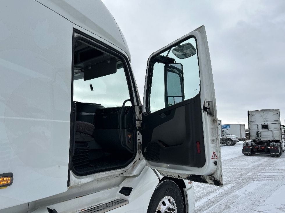 Sleeper Tractor-Heavy Duty Tractors-Volvo-2020-VNL64760-Ottawa-ON-777,488\n\t\tkm-$ 84,250 - Image 13