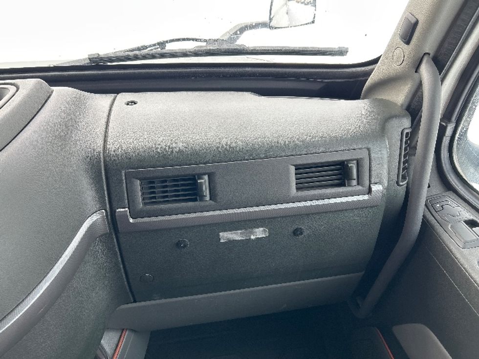 Sleeper Tractor-Heavy Duty Tractors-Volvo-2020-VNL64760-Ottawa-ON-777,488\n\t\tkm-$ 84,250 - Image 14