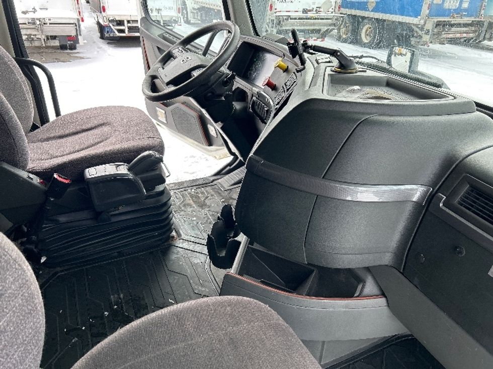 Sleeper Tractor-Heavy Duty Tractors-Volvo-2020-VNL64760-Ottawa-ON-777,488\n\t\tkm-$ 84,250 - Image 15