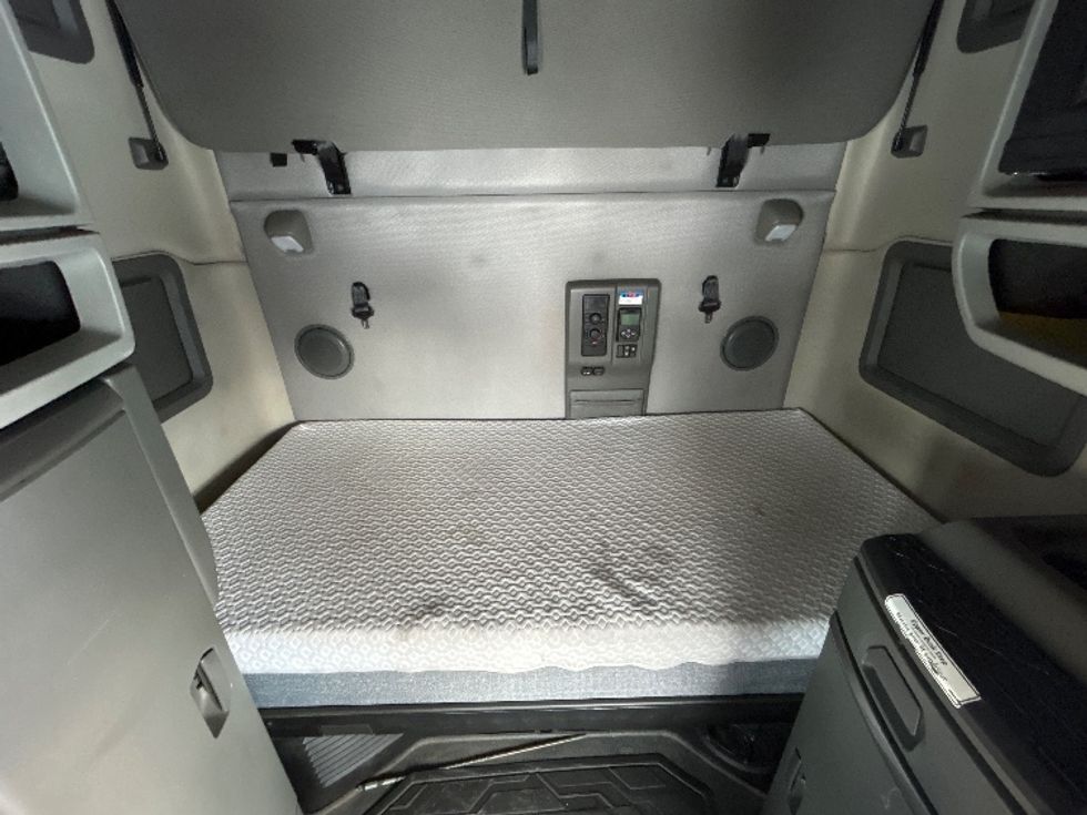 Sleeper Tractor-Heavy Duty Tractors-Volvo-2020-VNL64760-Ottawa-ON-777,488\n\t\tkm-$ 84,250 - Image 16