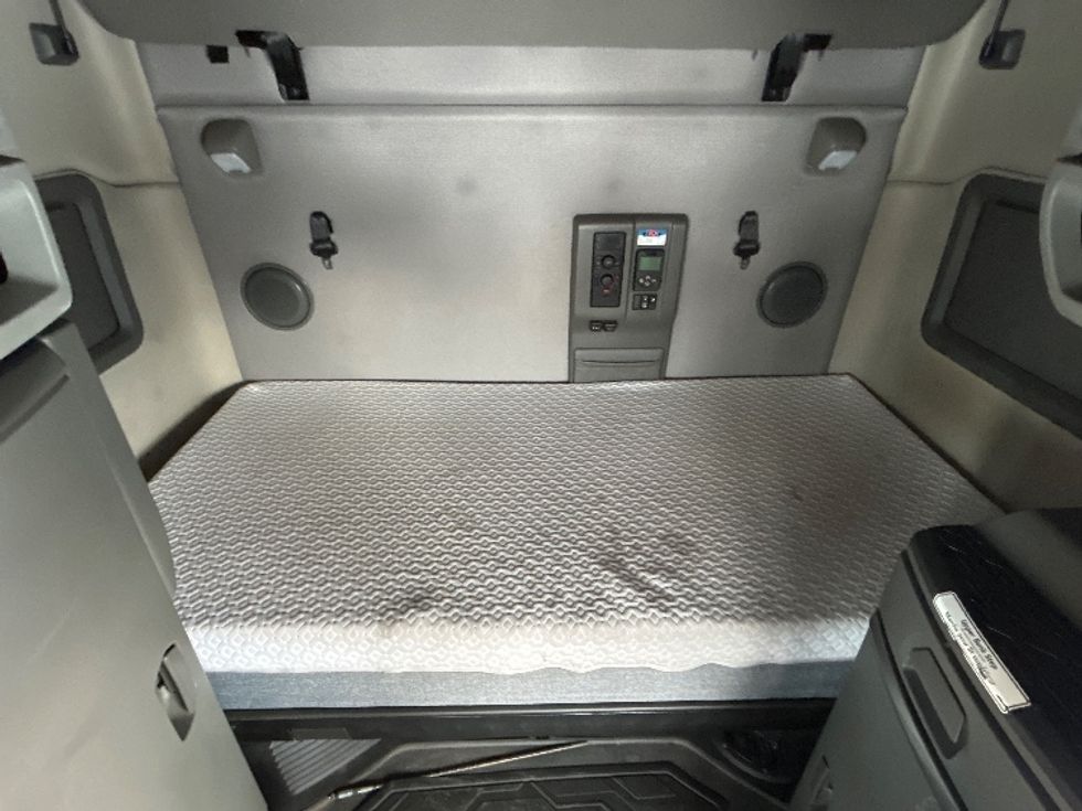 Sleeper Tractor-Heavy Duty Tractors-Volvo-2020-VNL64760-Ottawa-ON-777,488\n\t\tkm-$ 84,250 - Image 17