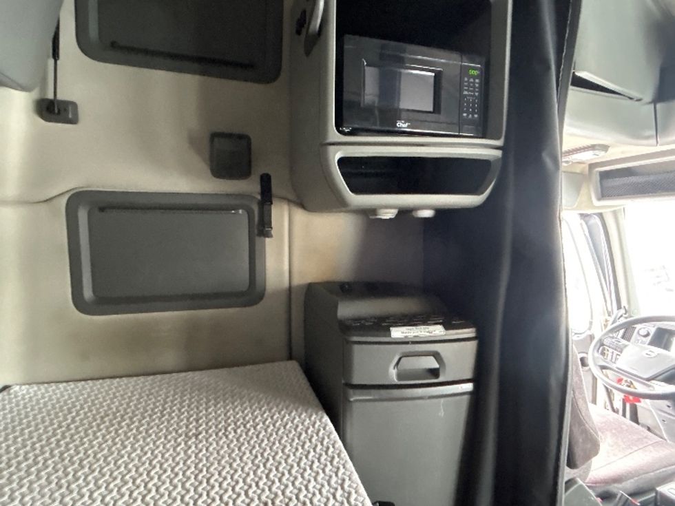 Sleeper Tractor-Heavy Duty Tractors-Volvo-2020-VNL64760-Ottawa-ON-777,488\n\t\tkm-$ 84,250 - Image 18