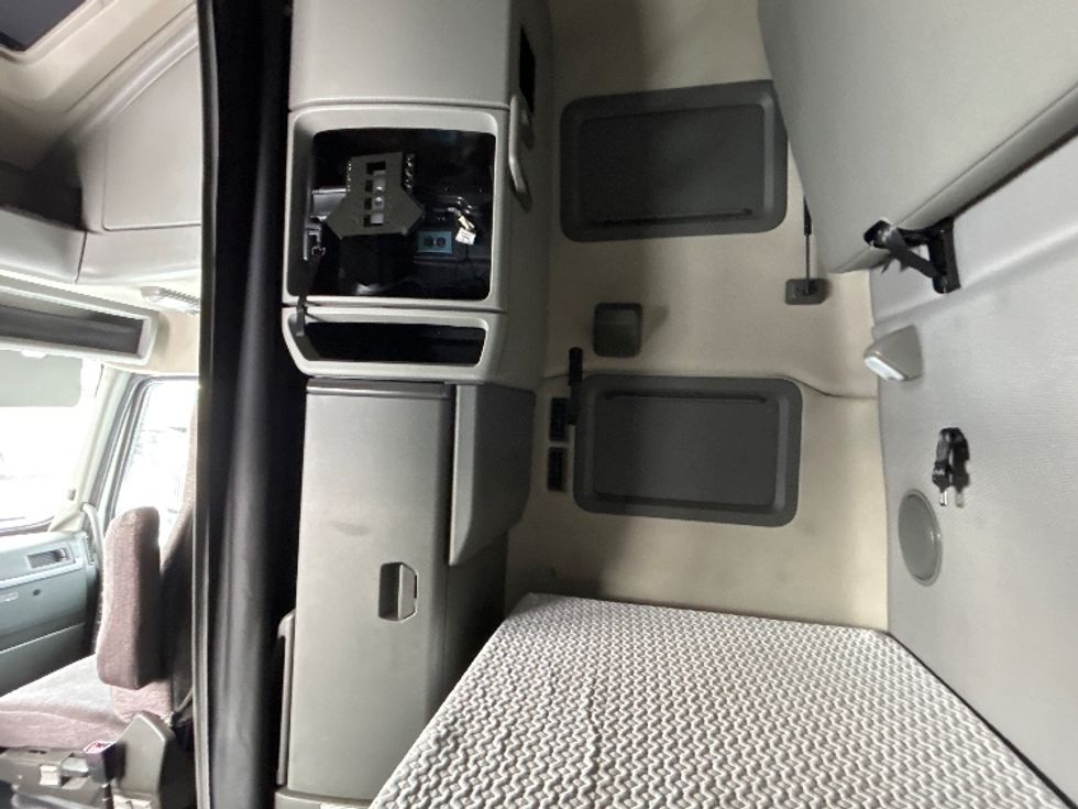 Sleeper Tractor-Heavy Duty Tractors-Volvo-2020-VNL64760-Ottawa-ON-777,488\n\t\tkm-$ 84,250 - Image 19