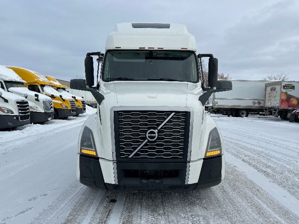 Sleeper Tractor-Heavy Duty Tractors-Volvo-2020-VNL64760-Ottawa-ON-777,488\n\t\tkm-$ 84,250 - Image 2