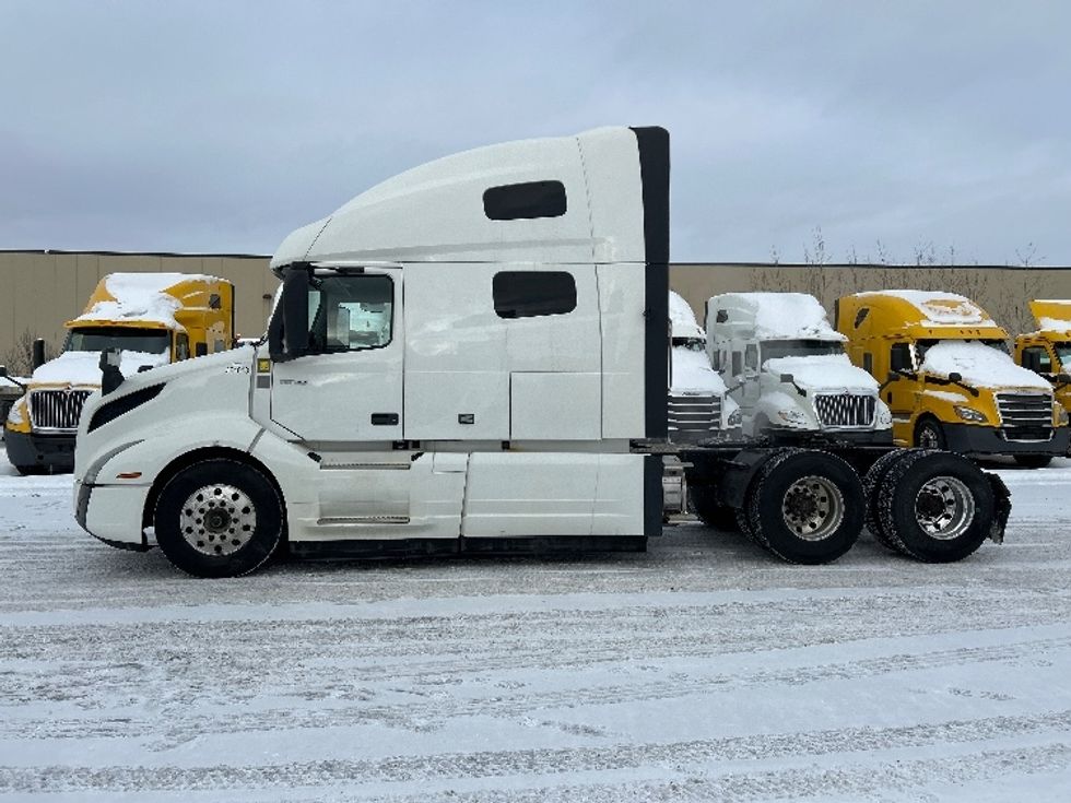 Sleeper Tractor-Heavy Duty Tractors-Volvo-2020-VNL64760-Ottawa-ON-777,488\n\t\tkm-$ 84,250 - Image 4