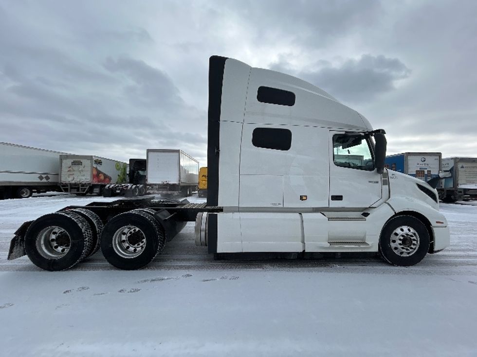 Sleeper Tractor-Heavy Duty Tractors-Volvo-2020-VNL64760-Ottawa-ON-777,488\n\t\tkm-$ 84,250 - Image 8