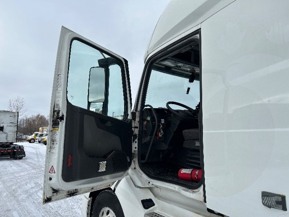 Sleeper Tractor-Heavy Duty Tractors-Volvo-2020-VNL64760-Ottawa-ON-777,488\n\t\tkm-$ 84,250 - Image 9