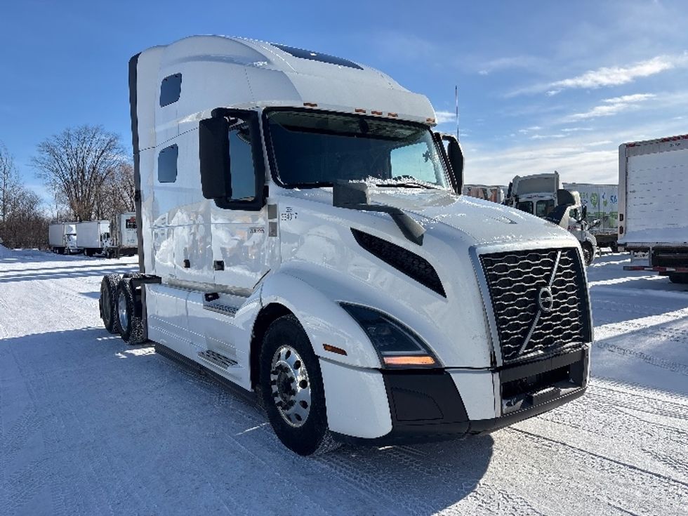 Sleeper Tractor-Heavy Duty Tractors-Volvo-2020-VNL64760-Ottawa-ON-779,613\n\t\tkm-$ 84,250 - Image 1