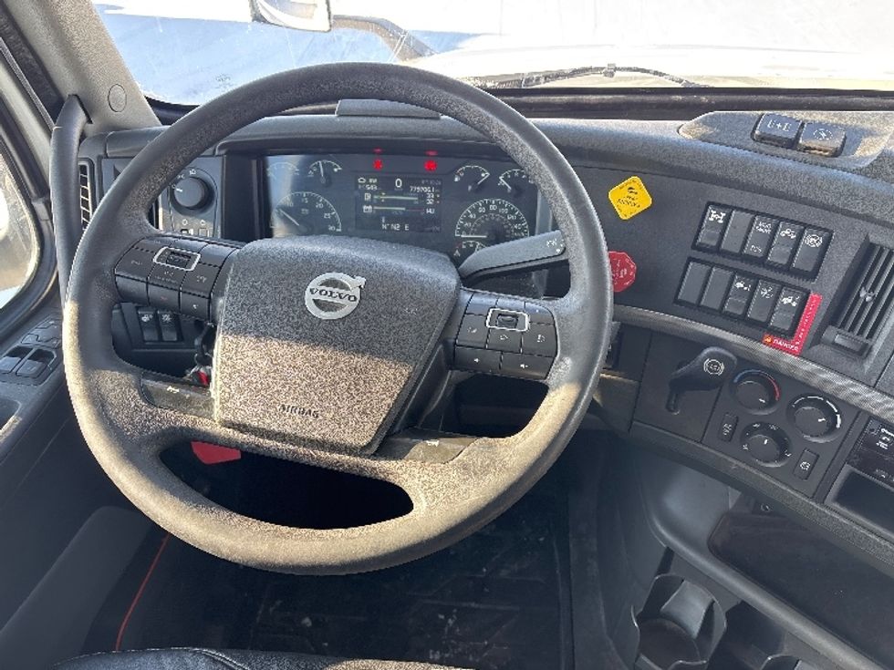 Sleeper Tractor-Heavy Duty Tractors-Volvo-2020-VNL64760-Ottawa-ON-779,613\n\t\tkm-$ 84,250 - Image 11