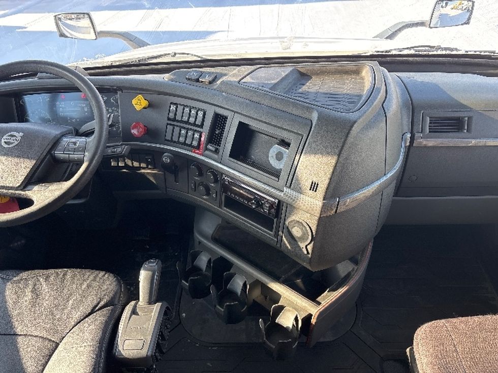 Sleeper Tractor-Heavy Duty Tractors-Volvo-2020-VNL64760-Ottawa-ON-779,613\n\t\tkm-$ 84,250 - Image 12