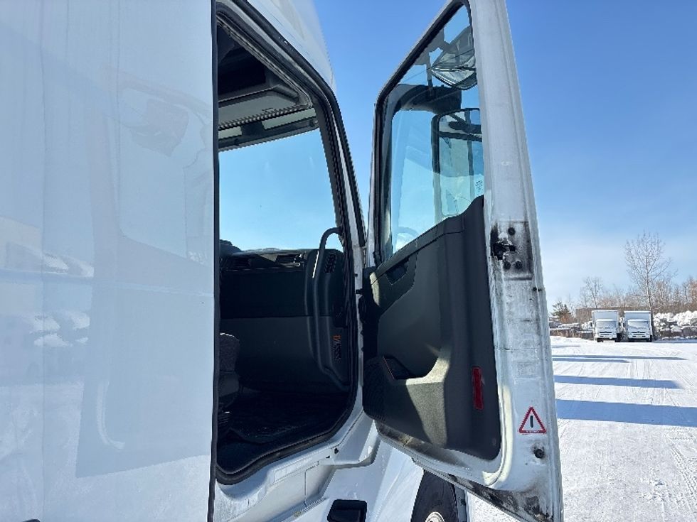 Sleeper Tractor-Heavy Duty Tractors-Volvo-2020-VNL64760-Ottawa-ON-779,613\n\t\tkm-$ 84,250 - Image 13