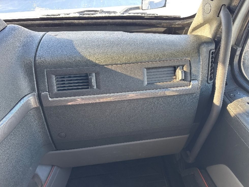 Sleeper Tractor-Heavy Duty Tractors-Volvo-2020-VNL64760-Ottawa-ON-779,613\n\t\tkm-$ 84,250 - Image 14