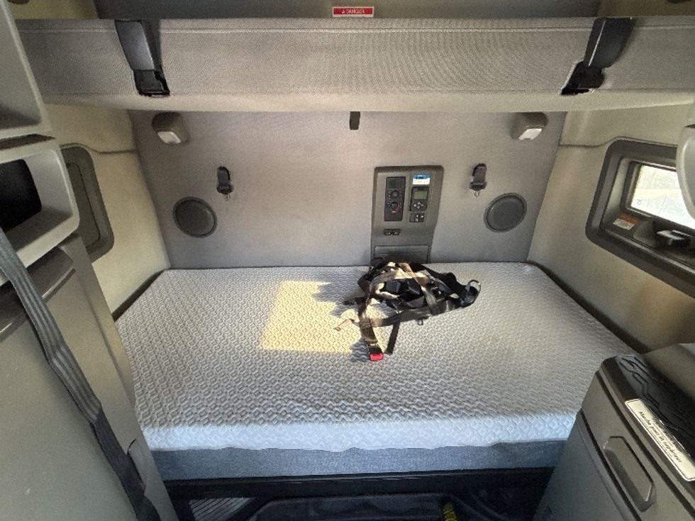 Sleeper Tractor-Heavy Duty Tractors-Volvo-2020-VNL64760-Ottawa-ON-779,613\n\t\tkm-$ 84,250 - Image 16