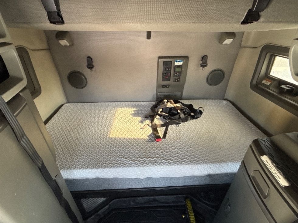 Sleeper Tractor-Heavy Duty Tractors-Volvo-2020-VNL64760-Ottawa-ON-779,613\n\t\tkm-$ 84,250 - Image 17