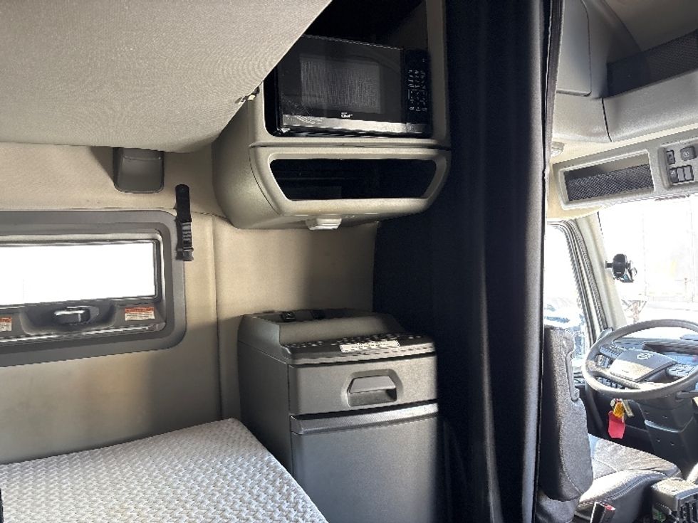 Sleeper Tractor-Heavy Duty Tractors-Volvo-2020-VNL64760-Ottawa-ON-779,613\n\t\tkm-$ 84,250 - Image 18