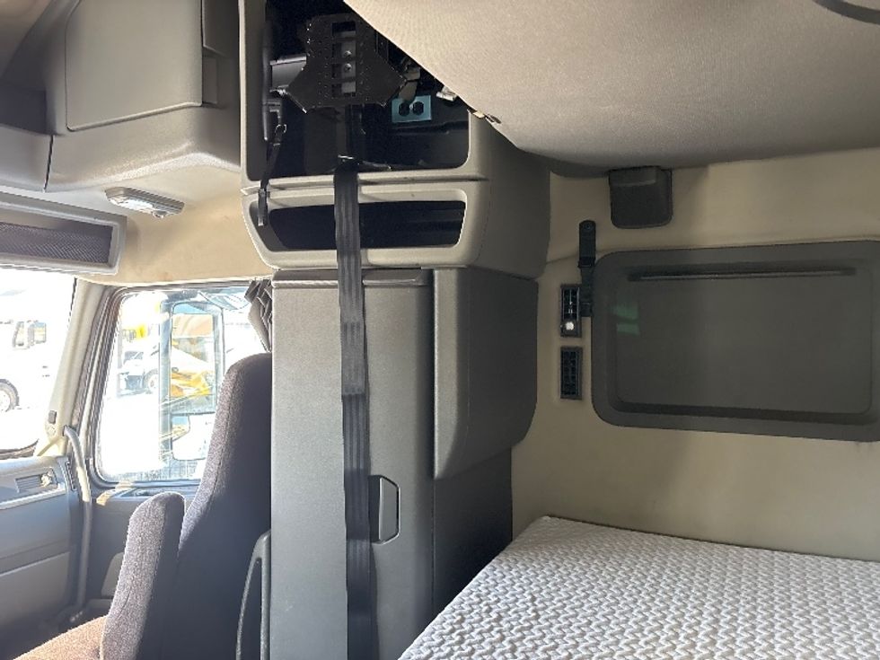 Sleeper Tractor-Heavy Duty Tractors-Volvo-2020-VNL64760-Ottawa-ON-779,613\n\t\tkm-$ 84,250 - Image 19