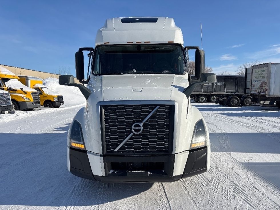 Sleeper Tractor-Heavy Duty Tractors-Volvo-2020-VNL64760-Ottawa-ON-779,613\n\t\tkm-$ 84,250 - Image 2