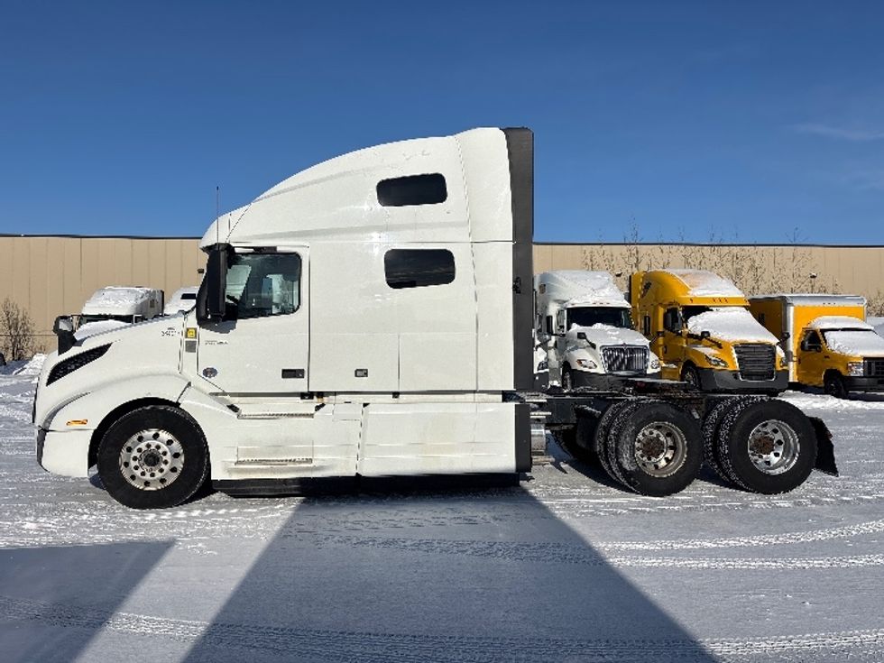 Sleeper Tractor-Heavy Duty Tractors-Volvo-2020-VNL64760-Ottawa-ON-779,613\n\t\tkm-$ 84,250 - Image 4